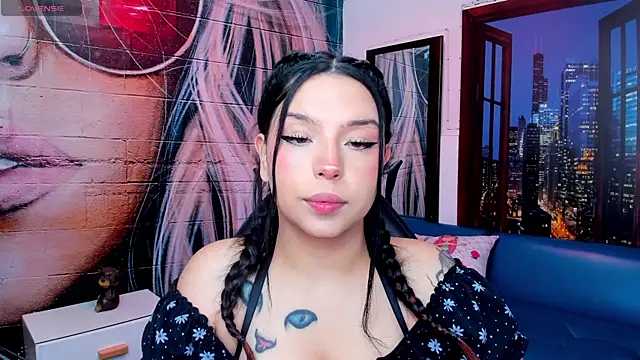 Snapshot of Small_naughty_ chatting on 03.01.25 Small naughty online show from 03.01.25