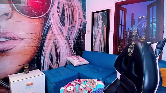 Snapshot of Small_naughty_ chatting on 03.10.25 Small naughty online show from 03.10.25