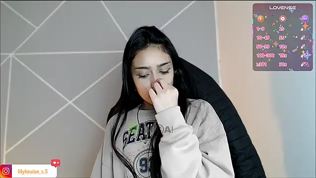 Snapshot of lilylouisee chatting on 04.02.26 lilylouisee online show from 04.02.26