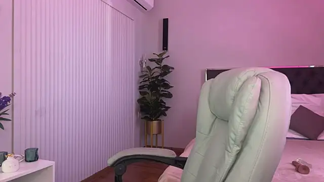 XtraHotX online show from 02.06.25