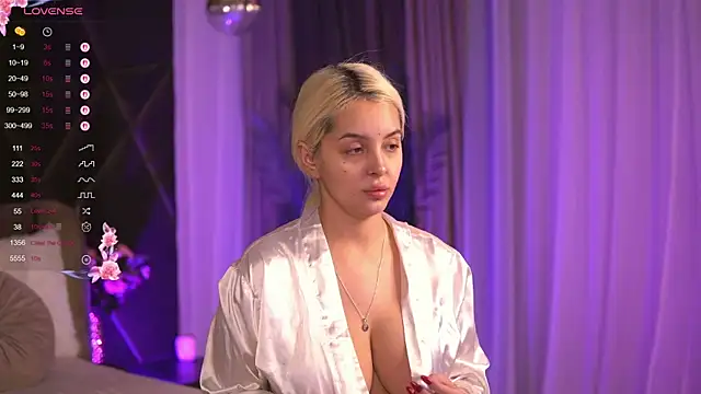 Snapshot of VictoriaMorrone chatting on 03.08.25 VictoriaMorrone online show from 03.08.25