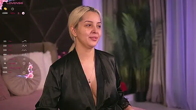 Snapshot of VictoriaMorrone chatting on 03.20.25 VictoriaMorrone online show from 03.20.25