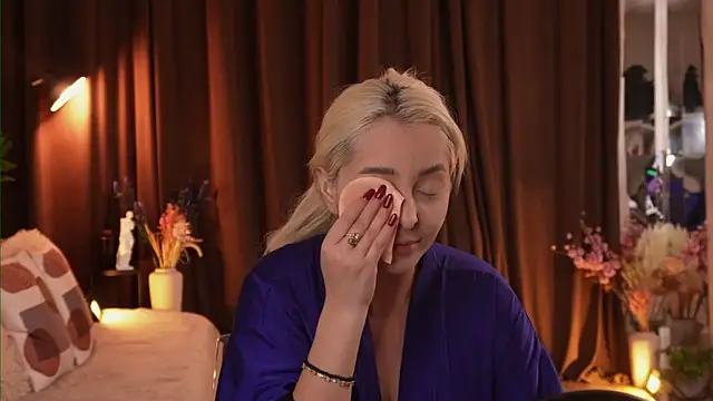 Snapshot of VictoriaMorrone chatting on 11.25.25 VictoriaMorrone online show from 11.25.25