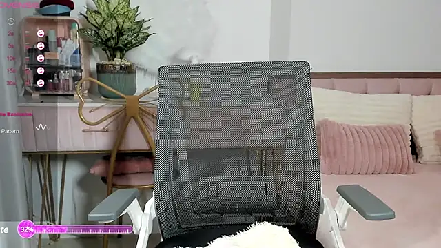 Snapshot of _Joliie_ chatting on 02.15.25 Joliie online show from 02.15.25