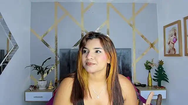 Snapshot of angelina_castroo chatting on 12.24.24 angelina castroo online show from 12.24.24