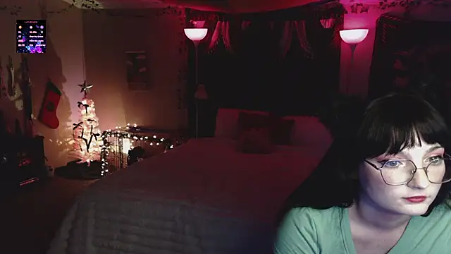 Snapshot of urpuppymoon chatting on 12.04.25 urpuppymoon online show from 12.04.25