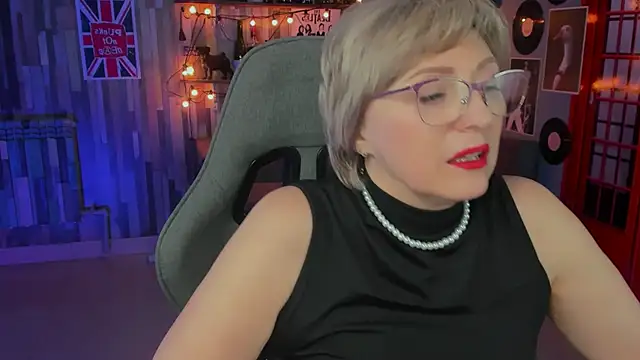 Snapshot of sugar_vivien chatting on 02.13.25 sugar vivien online show from 02.13.25