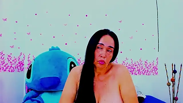 Snapshot of HorniestMilf chatting on 06.12.26 HorniestMilf online show from 06.12.26