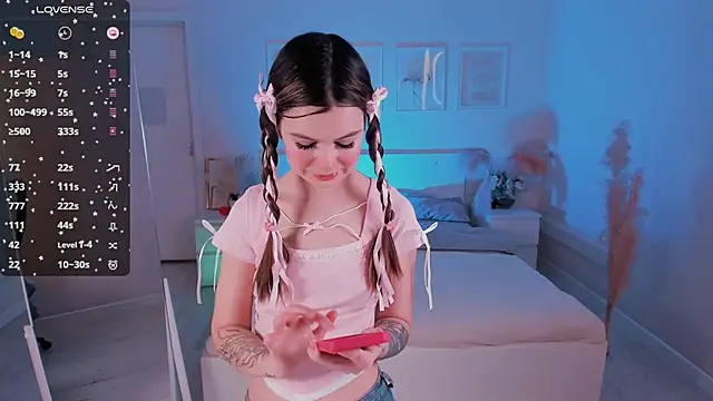 Snapshot of Lil_Amelie chatting on 03.18.25 Lil Amelie online show from 03.18.25