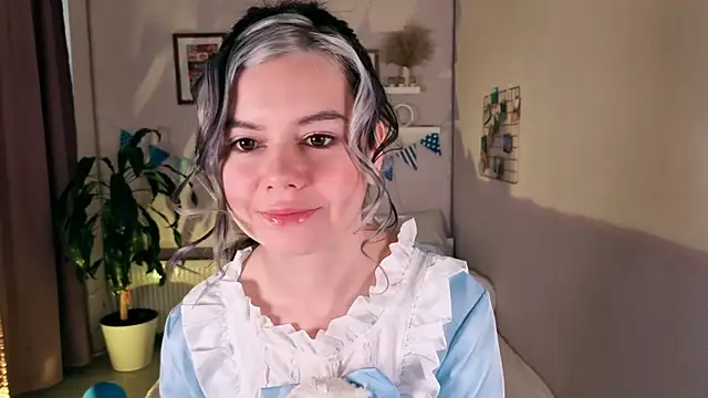 Snapshot of Lil_Amelie chatting on 10.04.25 Lil Amelie online show from 10.04.25