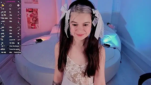 Snapshot of Lil_Amelie chatting on 10.11.25 Lil Amelie online show from 10.11.25