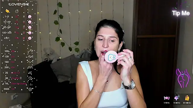 Snapshot of Alianna_Solo_Kisses chatting on 01.25.25 Alianna Solo Kisses online show from 01.25.25