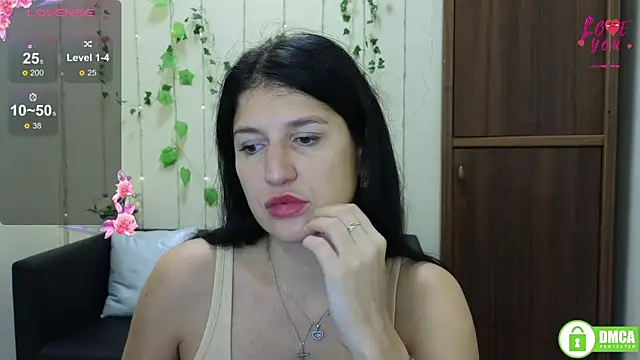 Snapshot of Alianna_Solo_Kisses chatting on 10.22.25 Alianna Solo Kisses online show from 10.22.25