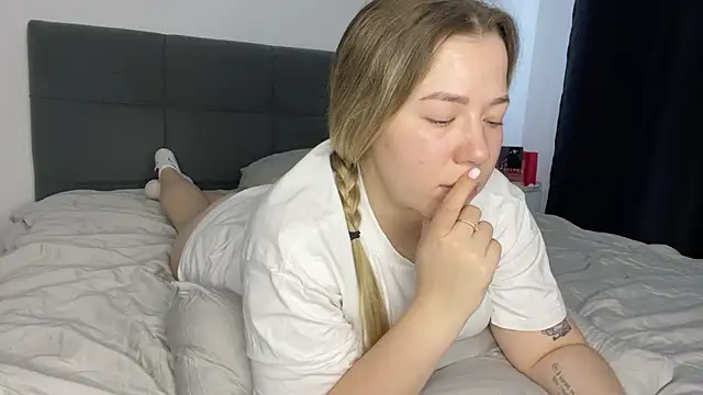 Embersweetbunny online show from 02.06.25