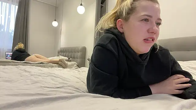 Embersweetbunny online show from 10.03.25