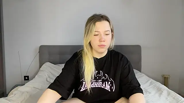 Embersweetbunny online show from 01.13.26