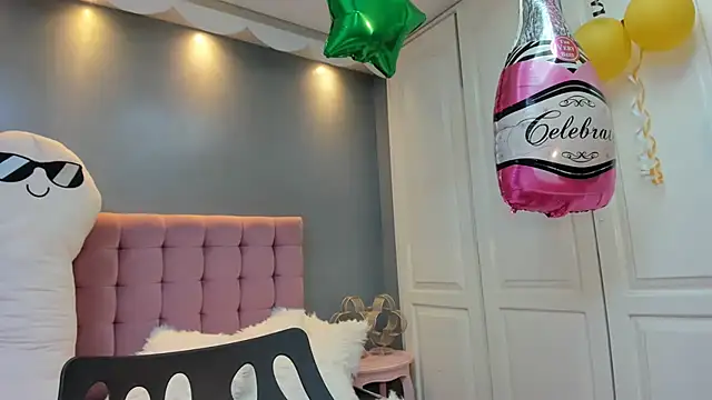 Snapshot of IssadoraJames chatting on 10.01.25 IssadoraJames online show from 10.01.25