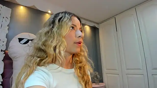 Snapshot of IssadoraJames chatting on 11.11.25 IssadoraJames online show from 11.11.25