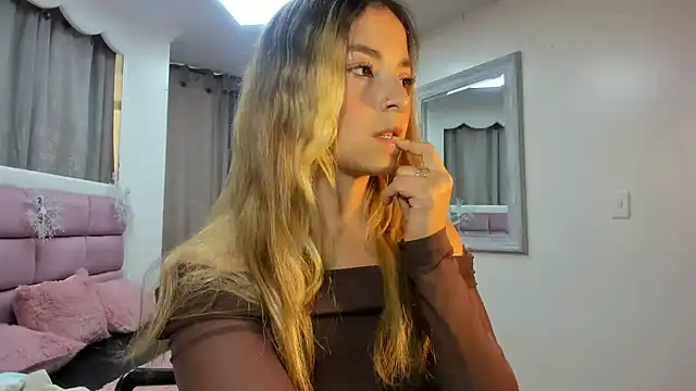 Snapshot of IssadoraJames chatting on 11.28.25 IssadoraJames online show from 11.28.25