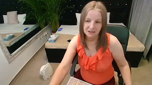 Snapshot of Lilly_hott chatting on 11.24.25 Lilly hott online show from 11.24.25