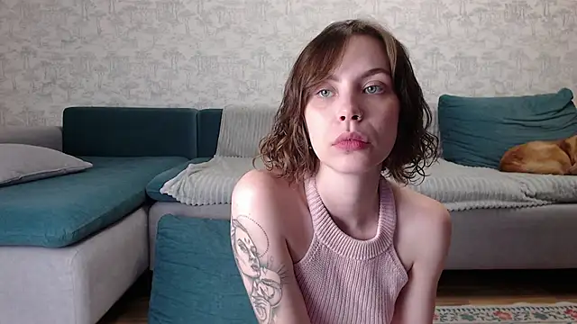 Snapshot of milly_ross chatting on 11.24.25 milly ross online show from 11.24.25