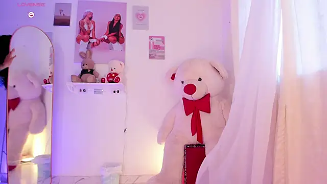 Snapshot of pretty_pettite chatting on 06.12.26 pretty pettite online show from 06.12.26