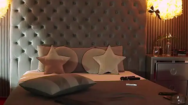 Snapshot of AmelyNoir chatting on 02.20.25 AmelyNoir online show from 02.20.25