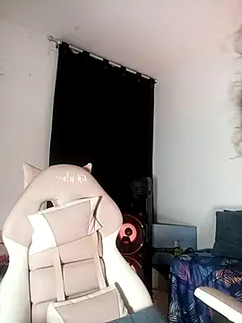 Snapshot of lovely_kitt chatting on 11.08.25 lovely kitt online show from 11.08.25