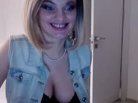 Snapshot of YourSweetJam chatting on 01.24.25 YourSweetJam online show from 01.24.25