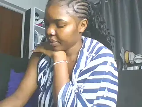 Snapshot of sweet_bigclit chatting on 10.17.25 sweet bigclit online show from 10.17.25