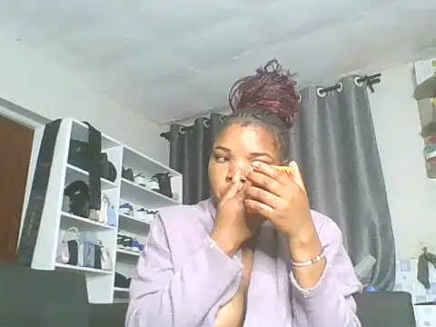 Snapshot of sweet_bigclit chatting on 11.23.25 sweet bigclit online show from 11.23.25