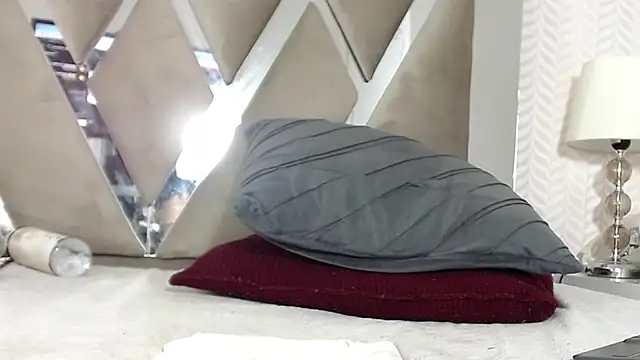 KasandraPhillips online show from 02.21.25