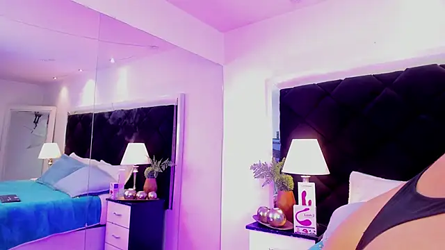 Snapshot of Holly_Brensonexx_ chatting on 02.05.25 Holly Brensonexx online show from 02.05.25