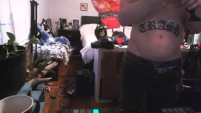 Snapshot of trash4cash chatting on 01.27.25 trash4cash online show from 01.27.25