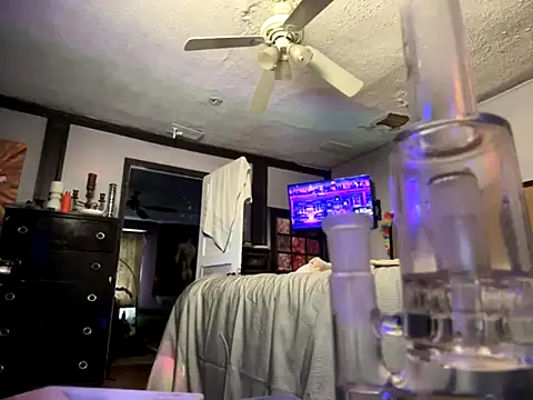 Snapshot of trash4cash chatting on 10.28.25 trash4cash online show from 10.28.25