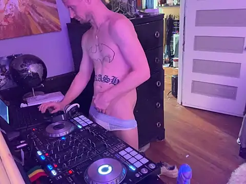 Snapshot of trash4cash chatting on 11.24.25 trash4cash online show from 11.24.25