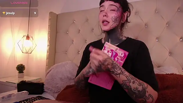 Snapshot of SylveonFox chatting on 12.17.24 SylveonFox online show from 12.17.24