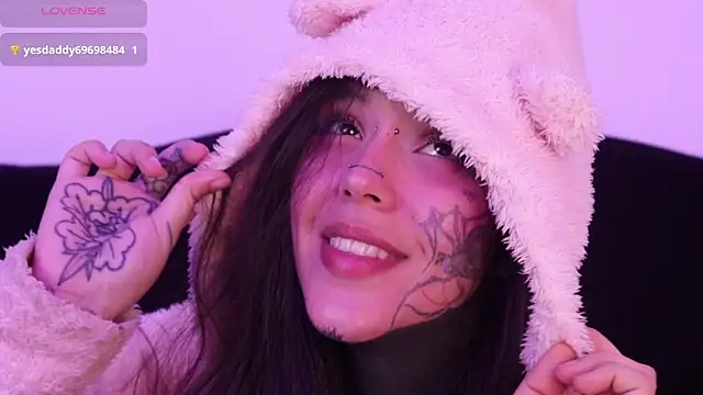 Snapshot of SylveonFox chatting on 01.22.25 SylveonFox online show from 01.22.25