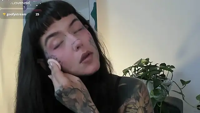 Snapshot of SylveonFox chatting on 03.22.25 SylveonFox online show from 03.22.25