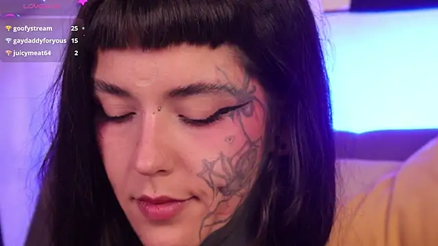 Snapshot of SylveonFox chatting on 09.18.25 SylveonFox online show from 09.18.25