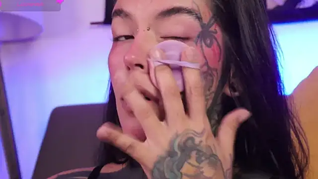 Snapshot of SylveonFox chatting on 10.22.25 SylveonFox online show from 10.22.25