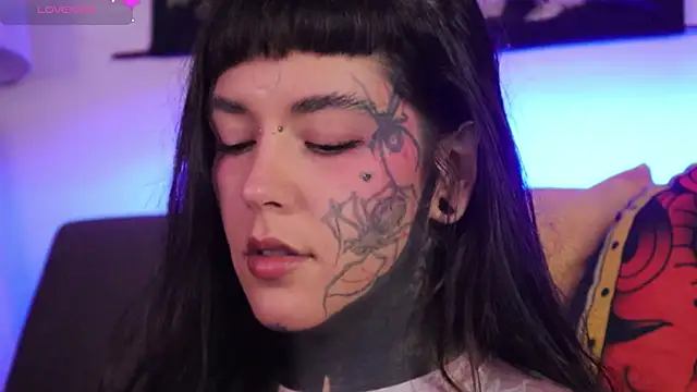 Snapshot of SylveonFox chatting on 11.17.25 SylveonFox online show from 11.17.25