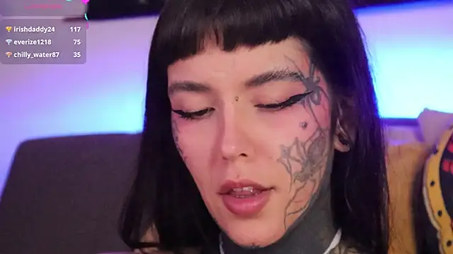 Snapshot of SylveonFox chatting on 11.23.25 SylveonFox online show from 11.23.25