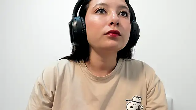 Snapshot of cami-01 chatting on 10.20.25 cami-01 online show from 10.20.25