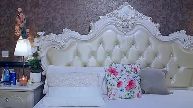 Snapshot of OliveWilson chatting on 10.08.25 OliveWilson online show from 10.08.25