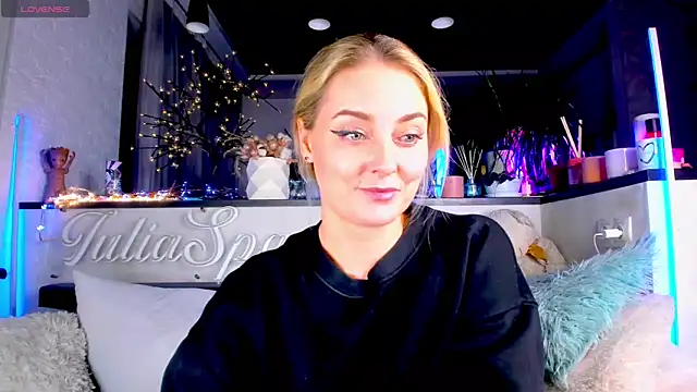 Snapshot of _JuliaSpace_ chatting on 12.18.24 JuliaSpace online show from 12.18.24