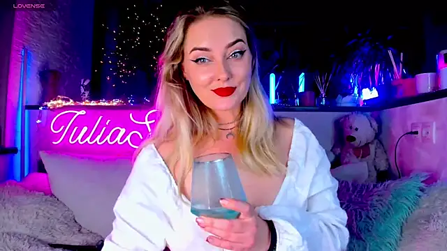 Snapshot of _JuliaSpace_ chatting on 12.29.24 JuliaSpace online show from 12.29.24