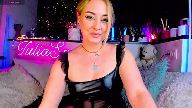 Snapshot of _JuliaSpace_ chatting on 01.11.25 JuliaSpace online show from 01.11.25