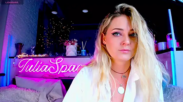 Snapshot of _JuliaSpace_ chatting on 01.19.25 JuliaSpace online show from 01.19.25