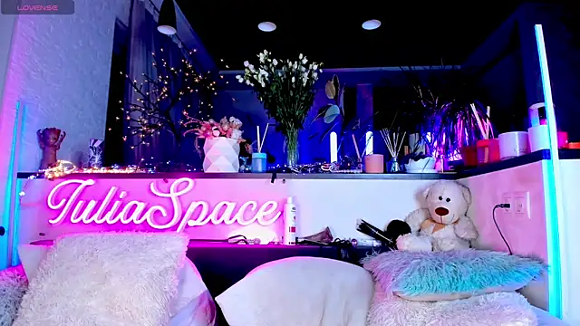 Snapshot of _JuliaSpace_ chatting on 02.15.25 JuliaSpace online show from 02.15.25